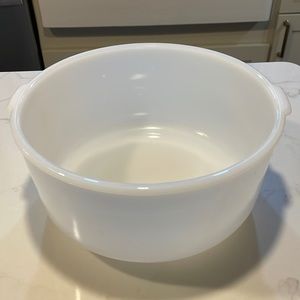 GLASBAKE made for SUNBEAM Vintage white milk glass mixing bowl, #19CJ. Perfect!